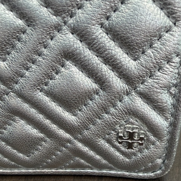 Tory Burch Fleming Metallic Slim Quilted Wallet - Picture 2 of 7